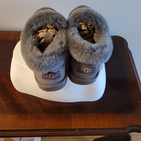 Ugg moccasin shoes - Picture 3 of 6